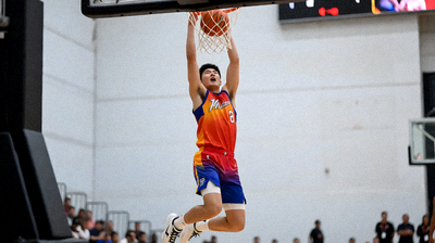 NBA篮球比赛球员空中扣篮精彩瞬间